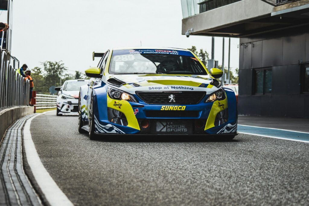 Voiture peugeot sportive dans le tarn