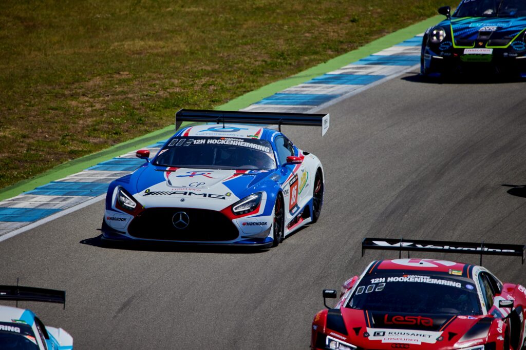 course automobile sur un circuit dans le tarn